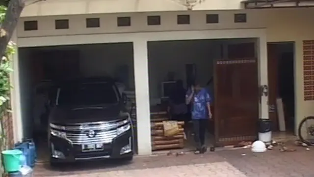 Rumah Digeledah KPK, Istri Anas Tertunduk