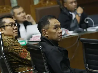 Mantan anggota Dewan Komisaris PT Pertamina (Persero), Gita Wirjawan (kanan) bersaksi pada sidang lanjutan dugaan korupsi akuisisi Blok Basker Manta Gummy dengan terdakwa mantan Dirut PT Pertamina, Karen Agustiawan di PengadilanTipikor, Jakarta, Kamis (9/5/2019). (Liputan6.com/Helmi Fithriansy