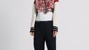 Hadir dalam potongan yang mudah dipadupadankan. Seperti jaket crop top, blouse halter, dress, dan hoodie. [dior]