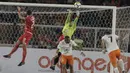 Kiper Borneo FC, Muhammad Ridho, berusaha menghalau bola saat pertandingan melawan Persija Jakarta pada laga Liga 1 di SUGBK, Jakarta, Sabtu (14/4/2018). Persija unggul 1-0 atas Borneo FC di babak pertama. (Bola.com/M Iqbal Ichsan)