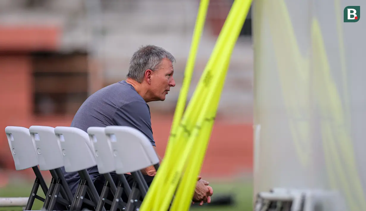 Konsultan pelatih Timnas Indonesia U-17, Frank Wormuth menyaksikan latihan resmi Timnas Indonesia U-17 jelang laga penentu Grup A Piala Dunia U-17 2023 melawan Timnas Maroko U-17 yang berlangsung di Stadion Gelora 10 November, Tambaksari, Surabaya,  Rabu (15/11/2023). (Bola.com/Bagaskara Lazuardi)