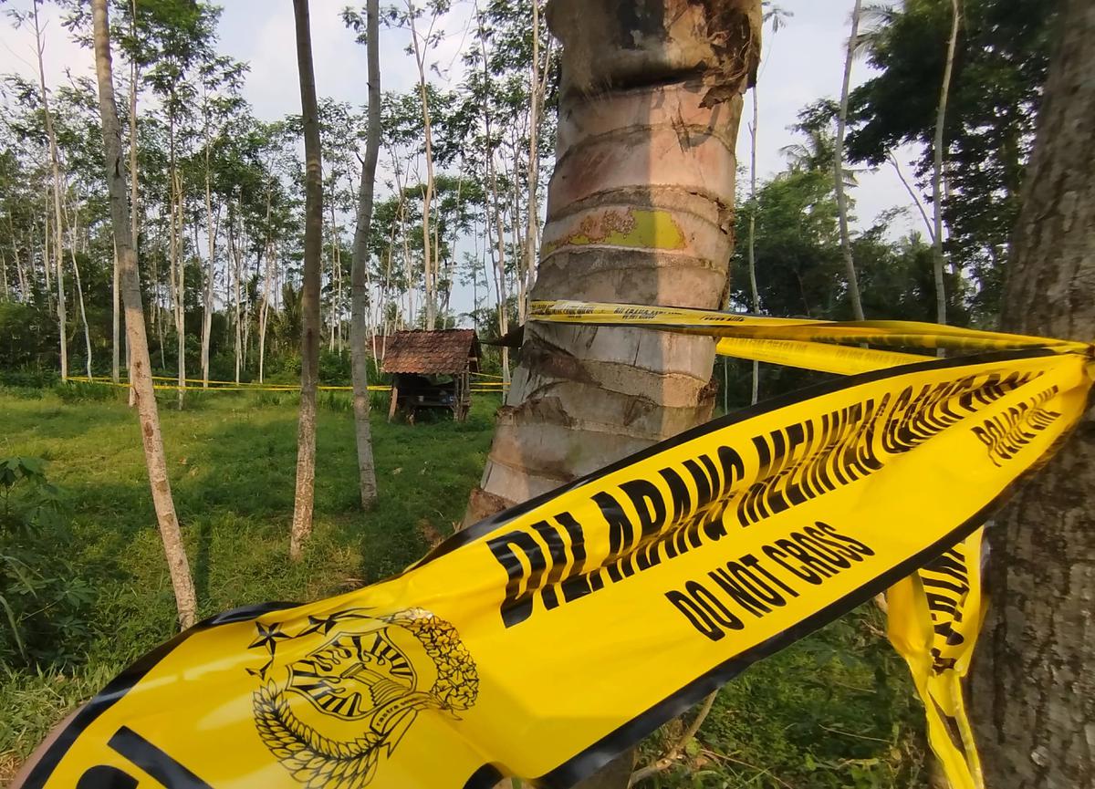 Tempat Kejadian Perkatra pembunuhan dan pemerkosaan CNA bocah 7 tahun yang hingga kini masih dipagar garis polisi untuk kepentingan penyelidikan (Istimewa)