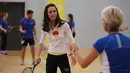 Duchess of Cambridge, Kate Middleton saat ambil bagian dalam latihan tenis di Sekolah Tinggi Craigmount, Skotlandia, Inggris, Rabu (24/2). Dalam latihan ini, Kate dibimbing oleh ibu dari petenis dunia Andy Murray, Judy. (REUTERS/Andrew Milligan/pool)