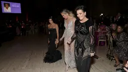 Khloe dan Kourtney Kardashian bersama sang ibu, Kris Jenner menghadiri sebuah acara amal di New York City, New York, 21 November 2016. The Kardashian bersaudara itu tampil sangat seksi. (Cindy Ord/Getty Images for Gabrielle Angel Foundation/AFP)