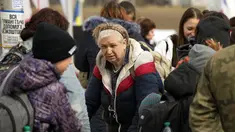 Pengungsi Ukraina tiba di perbatasan di Medyka, Polandia tenggara, pada Rabu (30/3/2022). Badan pengungsi PBB mengatakan kini lebih dari 4 juta orang telah meninggalkan Ukraina, tonggak baru dalam krisis pengungsi terbesar di Eropa sejak Dunia Perang II. (AP/Sergei Grits)