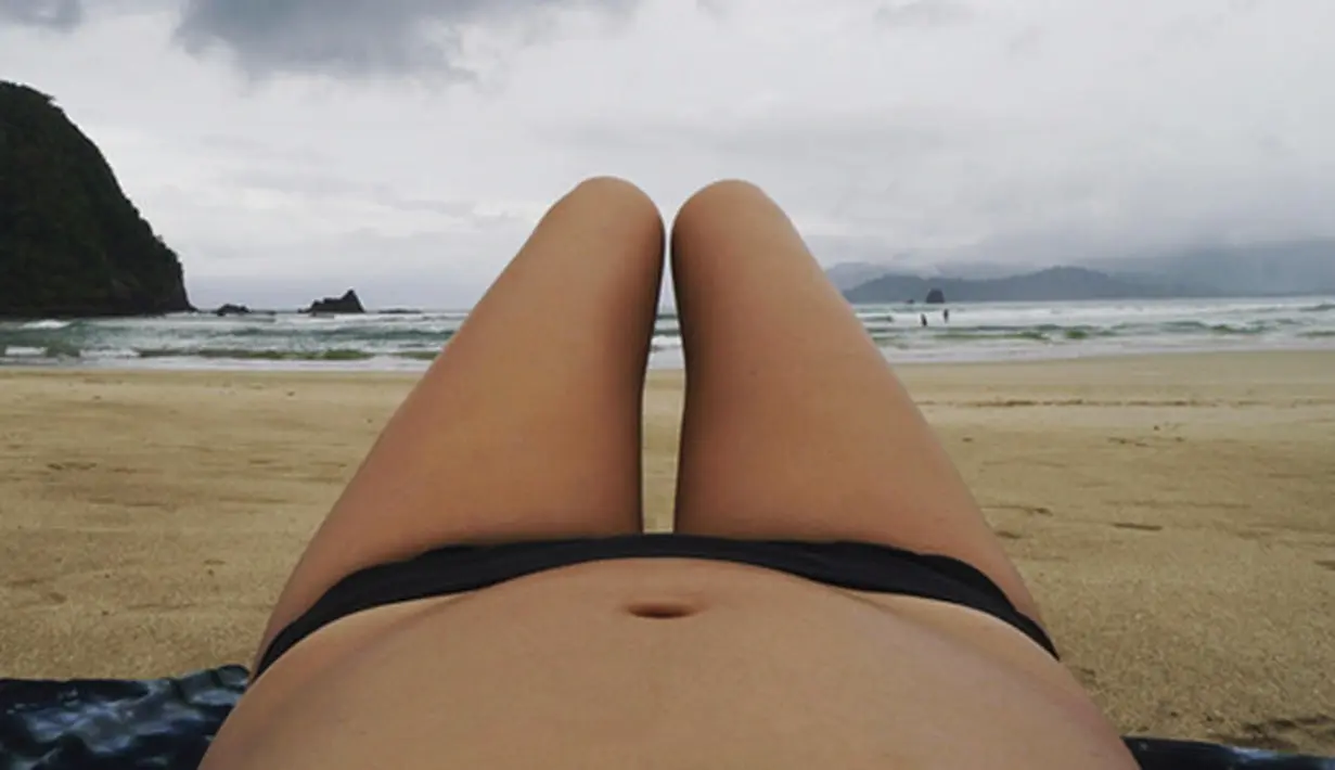 Model dan bintang film Dominique Diyose kini tengah hamil anak pertamanya. Bintang film Berbagi Suami itu juga belum lama ini melakukan babymoon di Pantai Pulau Merah, Bayuwangi Jawa Timur. (Instagram/dominiquediyose)