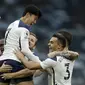 Pemain Tottenham Hotspur Son Heung-min dalam pelukan Harry Kane saat merayakan gol pembuka ke gawang West Ham United dalam lanjutan Liga Inggris di Tottenham Hotspur Stadium, London, Minggu, 18 Oktober 2020. (AP photo/Matt Dunham, Pool)