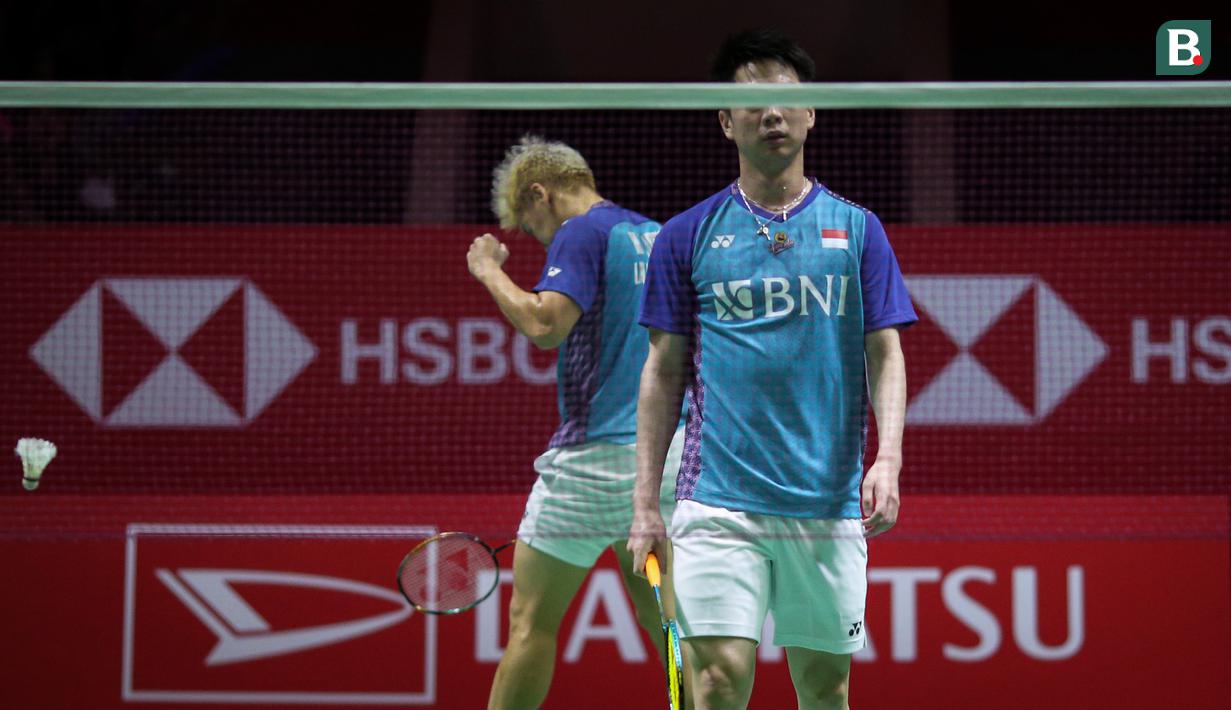Memulai laga dengan meyakinkan, Marcus Fernaldi Gideon/Kevin Sanjaya Sukamuljo sempat unggul jauh 12-5. Namun perlahan akibat terbawa ritme Liu Yu Chen/Ou Xuan Yi, The Minions hampir terkejar hingga skor 17-18. Kembali fokus di poin-poin akhir, Marcus/Kevin mampu mengambil game pertama dengan keunggulan 21-19. (Bola.com/Bagaskara Lazuardi)