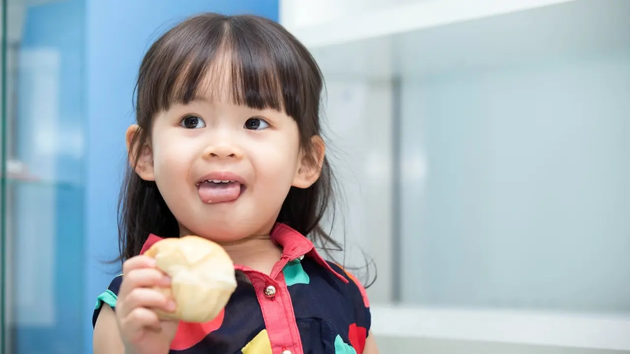 anak makan camilan