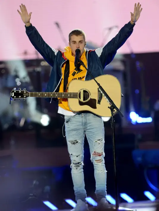 Justin yang belum lama tampil di atas panggung ternyata mendapat perlakuan tak enak di samping adanya sambutan hangat dari para penggemar. Justin mendapat lemparan botol plastik ketika berada di panggung. (AFP/Bintang.com)