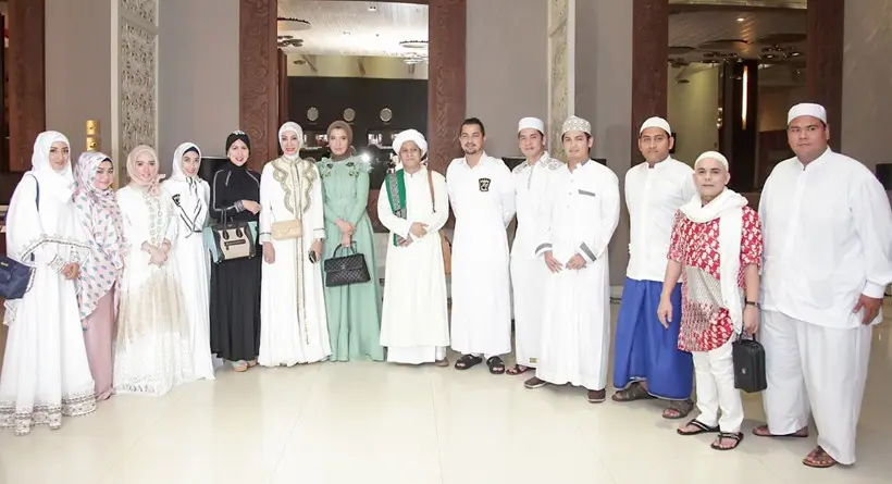 Sejumlah artis seperti Tommy Kurniawan, Venna Melinda, Sulta Djorghie, Ozy Syahputra dll ikut dalam pengajian bersama Gus Anom di Banjarmasin, Selasa (8/8/2017). (Istimewa)