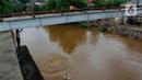 Seorang anak bersiap melompat dari jembatan ke Kali Ciliwung Kalibata, Jakarta, Selasa (25/2/2020). Kali Ciliwung meluap usai hujan deras mengguyur Jakarta dan sekitarnya pada kemarin malam. (merdeka.com/magang/Muhammad Fayyadh)