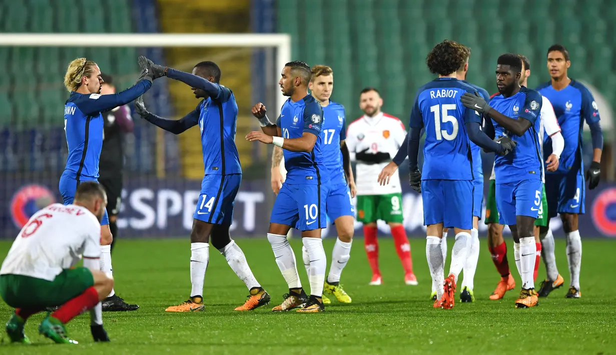 Para pemain Prancis merayakan kemenangan atas Bulgaria pada laga kualifikasi Piala Dunia 2018 di Stadion Vassil Levski, Sabtu (7/10/2017). Prancis menang 1-0 atas Bulgaria. (AFP/Dimitar Dilkoff)