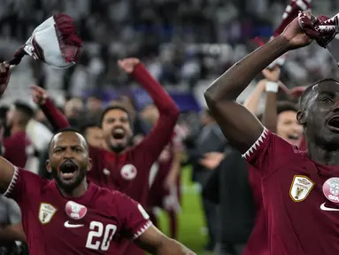 Pemain Qatar, Almoez Ali dan rekan-rekannya merayakan kemenangan atas Iran pada laga semifinal Piala Asia 2023 di Al Thumama Stadium, Doha, Qatar, Rabu (07/02/2024). (AP Photo/Thanassis Stavrakis)
