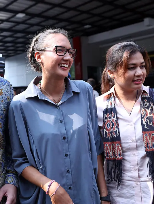 "Scene saya tidak ada adegan berbau senjata api atau senjata tajam. Saya cuma ada 2 frame dengan Aa Gatot, tidak ada dialog dan fighting. Itu yang lebih banyak ditanya penyidik," jelas Nadine. (Nurwahyunan/Bintang.com)