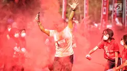 Seorang peserta mengikuti lari santai The Color Run di kawasan komplek Gelora Bung Karno, Jakarta, Minggu (16/9). The Color Run Mengusung tema 'Hero Tour', mengajak dan mendorong masyarakat untuk hidup. (Liputan6.com/Faizal Fanani)