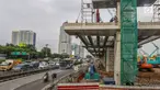 Pekerja menyelesaikan pembangunan jalur kereta ringan atau LRT Jabodebek rute Cawang-Dukuh Atas di Cawang, Jakarta, Senin (29/4/2019). Menurut PT Adhi Karya selaku kontraktor pelaksana proyek LRT, pembangunan jalur LRT mencapai 47,95 persen (data per akhir Maret 2019). (Liputan6.com/Johan Tallo)