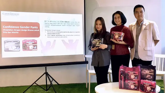 Nirma Sofiawati, Head of Marketing Adult Care PT. Softex Indonesia (tengah) dalam acara Launching Confidence Adult Pants Gender