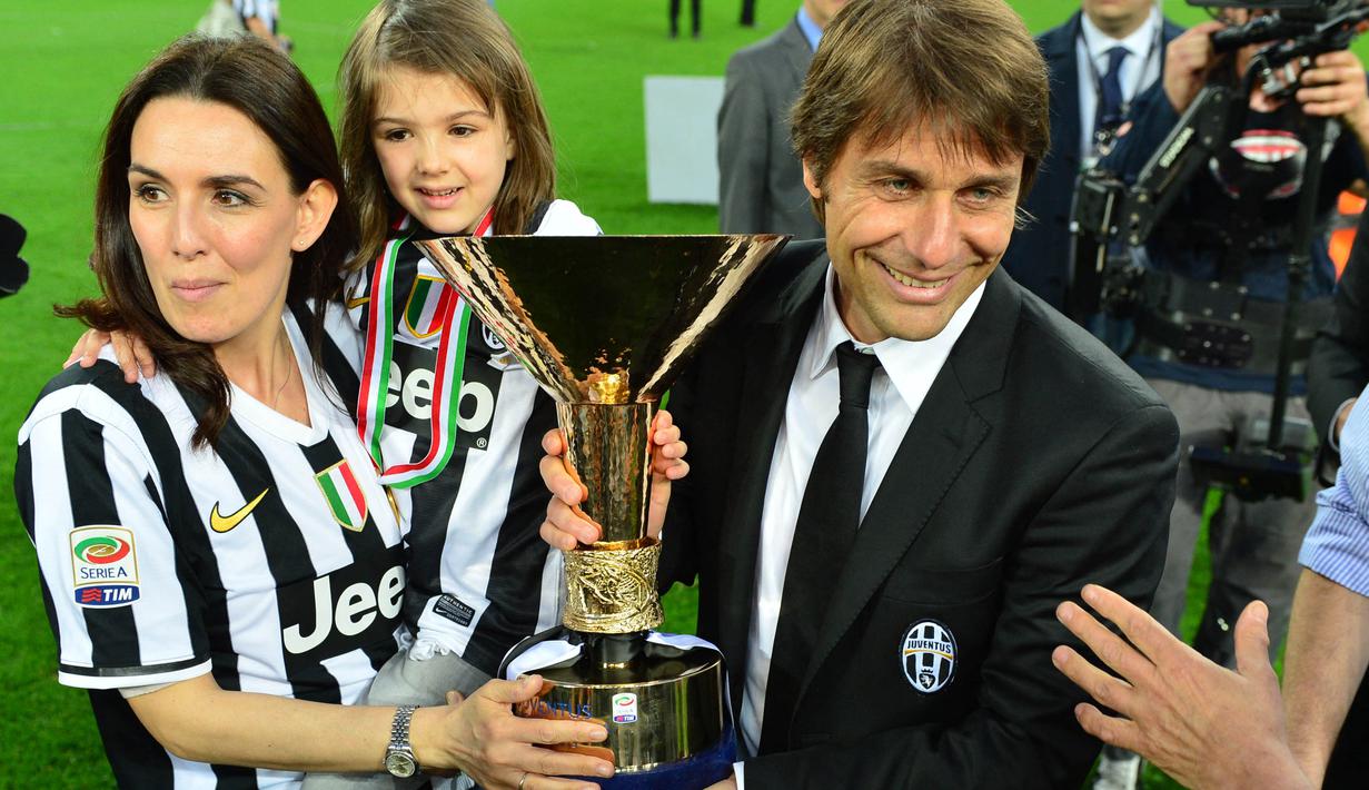 Antonio Conte akhirnya dipinang mantan klubnya Juventus sejak awal musim 2011/2012. Conte berhasil menjadikan Juve sebagai tim yang superior. Di mana mereka meraih Scudetto dalam tiga musim beruntun. Itu adalah awal dari dominasi Juve di Serie A hingga musim 2019/20 lalu. (Foto: AFP/Guiseppe Cacace)