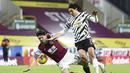 Striker Manchester United, Edinson Cavani, berebut bola dengan pemain Burnley, Robbie Brady, pada laga Liga Inggris di Stadion Turf Moor, Rabu (13/1/2021). Setan Merah menang dengan skor 1-0. (Peter Powell/Pool via AP)