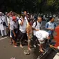 Ratusan massa sudah berkumpul di depan Patung Kuda, Jl Medan Merdeka Barat, Jakarta Pusat. Sebagian massa tampak bersiap untuk Salat Dzuhur.