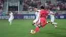 Pemain Korea U-23, Lee Tae-seok menendang bola yang berusaha diblok pemain Timnas Indonesia U-23, Witan Sulaeman pada laga perempatfinal Piala Asia U-23 2024 di Abdullah bin Khalifa Stadium, Doha, Qatar, Jumat (26/4/2024) dini hari WIB. (Dok. PSSI)