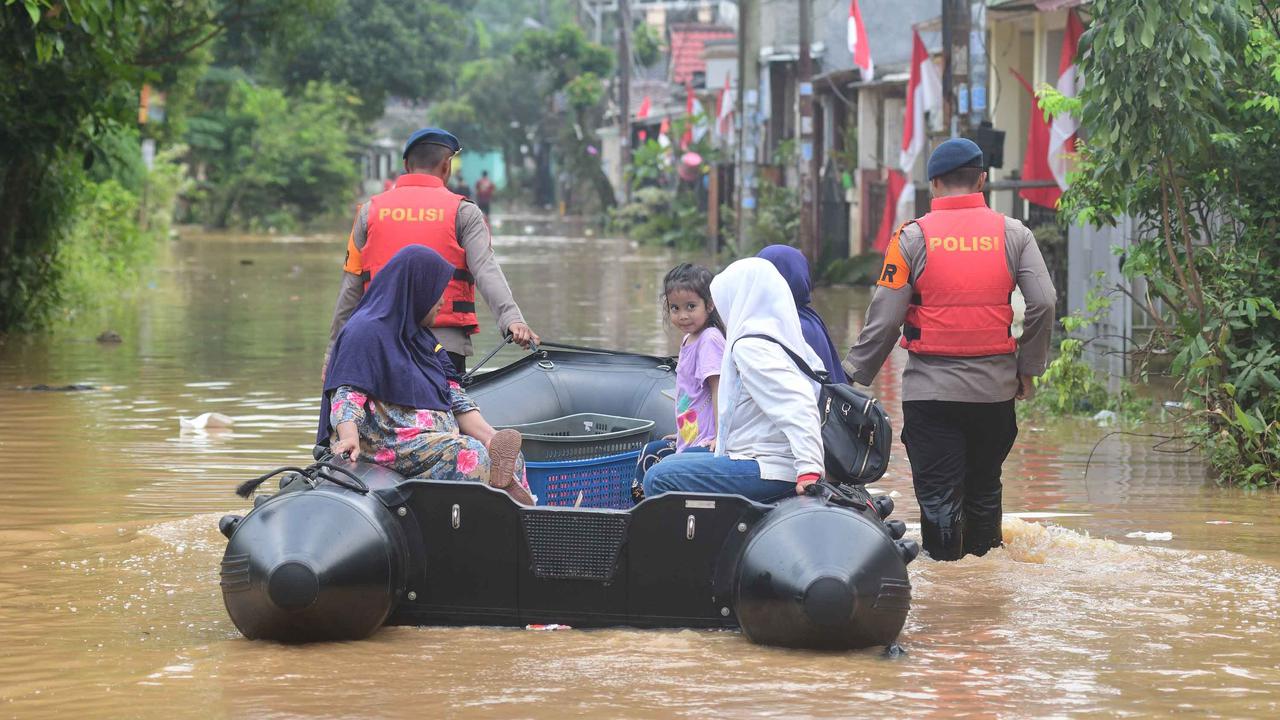 FOTO: Tanggul Jebol, 2.000 Warga Villa Pamulang Terdampak Banjir