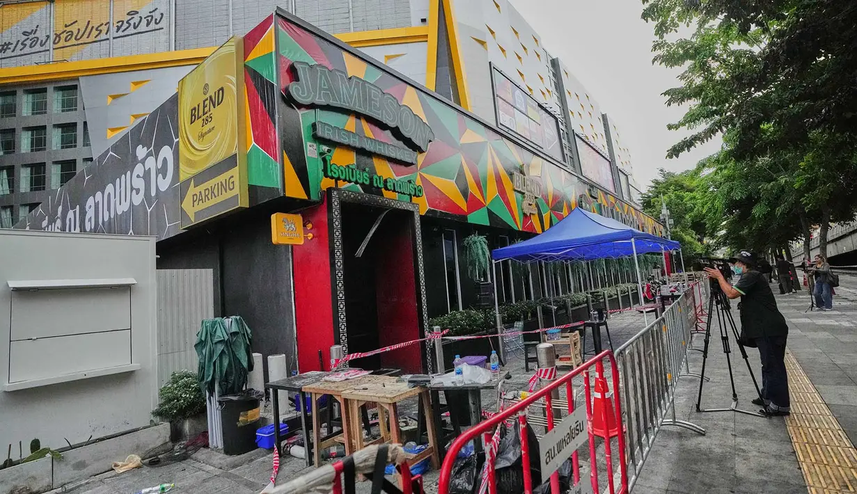 Seorang awak media merekam video di depan sebuah bar paska kebakaran di Bangkok, Thailand, Senin, 13 Juli 2026, (AP Photo/Sakchai Lalit)