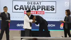 Cawapres nomor urut 02 Sandiaga Uno mencium tangan cawapres nomor urut 01 Ma'ruf Amin usai debat cawapres 2019 di Hotel Sultan, Jakarta, Minggu (17/3). Debat bertemakan pendidikan, kesehatan, ketenagakerjaan, sosial dan budaya. (Liputan6.com/Johan Tallo)
