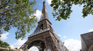 Menara Eiffel terlihat di Paris, Prancis, Kamis (18/6/2020). Menara Eiffel akan kembali dibuka pada 25 Juni mendatang. (Xinhua/Gao Jing)