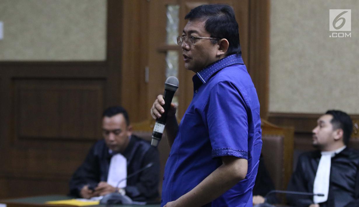 Terdakwa perintangan proses penyidikan KPK, Lucas saat menjalani sidang putusan di Pengadilan Tipikor, Jakarta, Rabu (20/3). Majelis Hakim menyebut Lucas terbukti bersalah merintangi penyidikan KPK atas kasus Eddy Sindoro.(Liputan6.com/Helmi Fithriansyah)