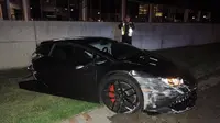 Lamborghini Huracan mengalami kecelakaan hingga terbelah dua. (Carbuzz)