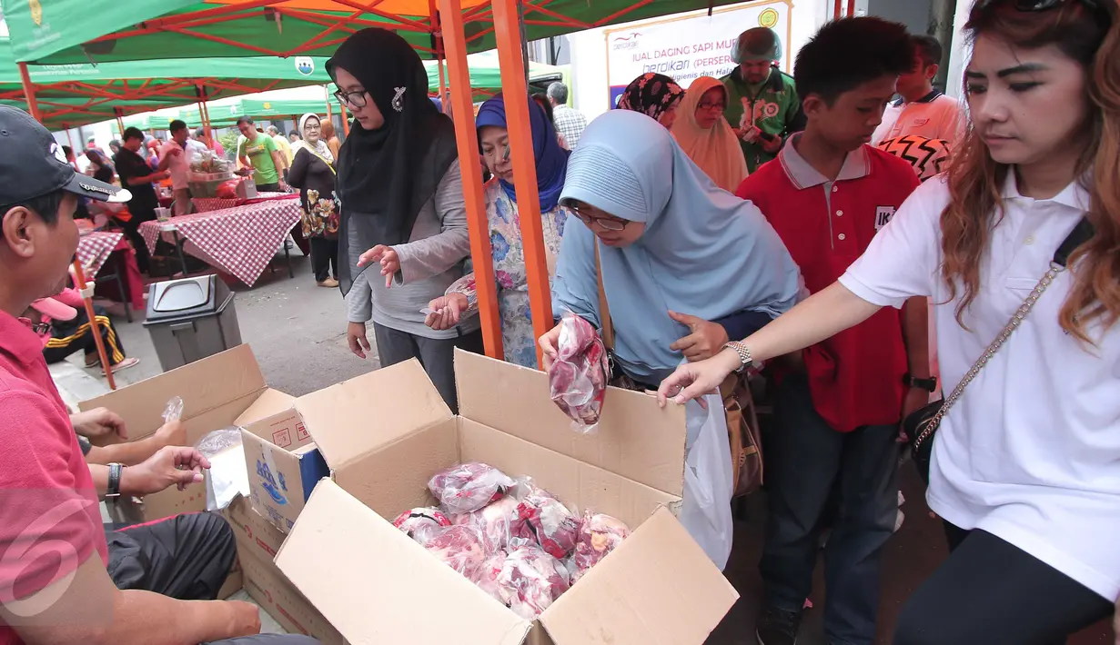 Warga tengah membeli daging murah di Jakarta, Minggu (21/2). Kementerian Pertanian (Kementan) bersama PT Berdikari (Persero) menggelar operasi pasar dengan penjualan paket daging sapi lokal terjangkau. (Liputan6.com/Angga Yuniar)