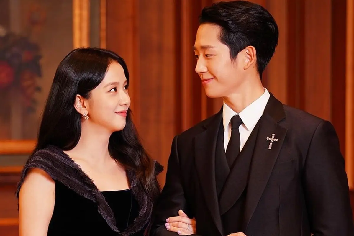Jisoo Blackpink dan Jung Hae In dalam konferensi pers Snowdrop. (Instagram/ jtbcdrama)