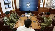 Seskab Teddy Temui 2 Prajurit TNI yang Kibarkan Merah Putih di Aceh