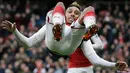 Striker Arsenal Pierre-Emerick Aubameyang melakukan salto saat merayakan golnya ke gawang Stoke City pada pertandingan Liga Inggris di Stadion Emirates, London (4/1). Aubameyang berhasil menyumbang dua gol untuk Arsenal. (AP Photo/Tim Ireland)