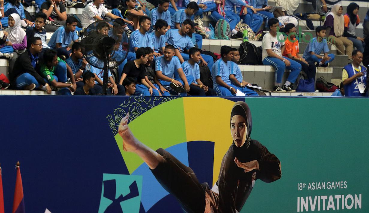Siswa-siswi SMP ikut meramaikan Test Event Asian Games 2018 di Padepokan Silat TMII, Jakarta, Senin (12/2/2018). Sebanyak sepuluh negara mengikuti test event pencak silat 2018 tersebut. (Bola.com/Nick Hanoatubun)