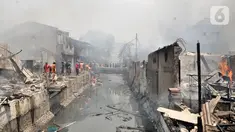 Suasana saat api melahap permukiman warga di Jalan Kebon Jeruk 13, Taman Sari, Jakarta Barat, Minggu (6/10/2019). Kebakaran menghanguskan puluhan rumah di dua kelurahan, Taman Sari dan Mapar. (merdeka.com/Iqbal Nugroho)