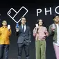 CEO Asus Jerry Shen (berbatik kuning) bersama brand ambassador Asus Zenfone Series di peluncuran Zenfone 4 Selfie series di Jakarta, Rabu (25/10/2017). (Liputan6.com/ Agustin Setyo W).