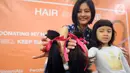 Pendonor menunjukkan rambutnya usai dipotong dalam acara Hair to Share di RS Siloam, Semanggi, Jakarta, Rabu (12/2/2020). Lebih dari 70 pendonor mendonasikan rambutnya untuk para penderita kanker di Yayasan Kanker Indonesia. (merdeka.com/Arie Basuki)