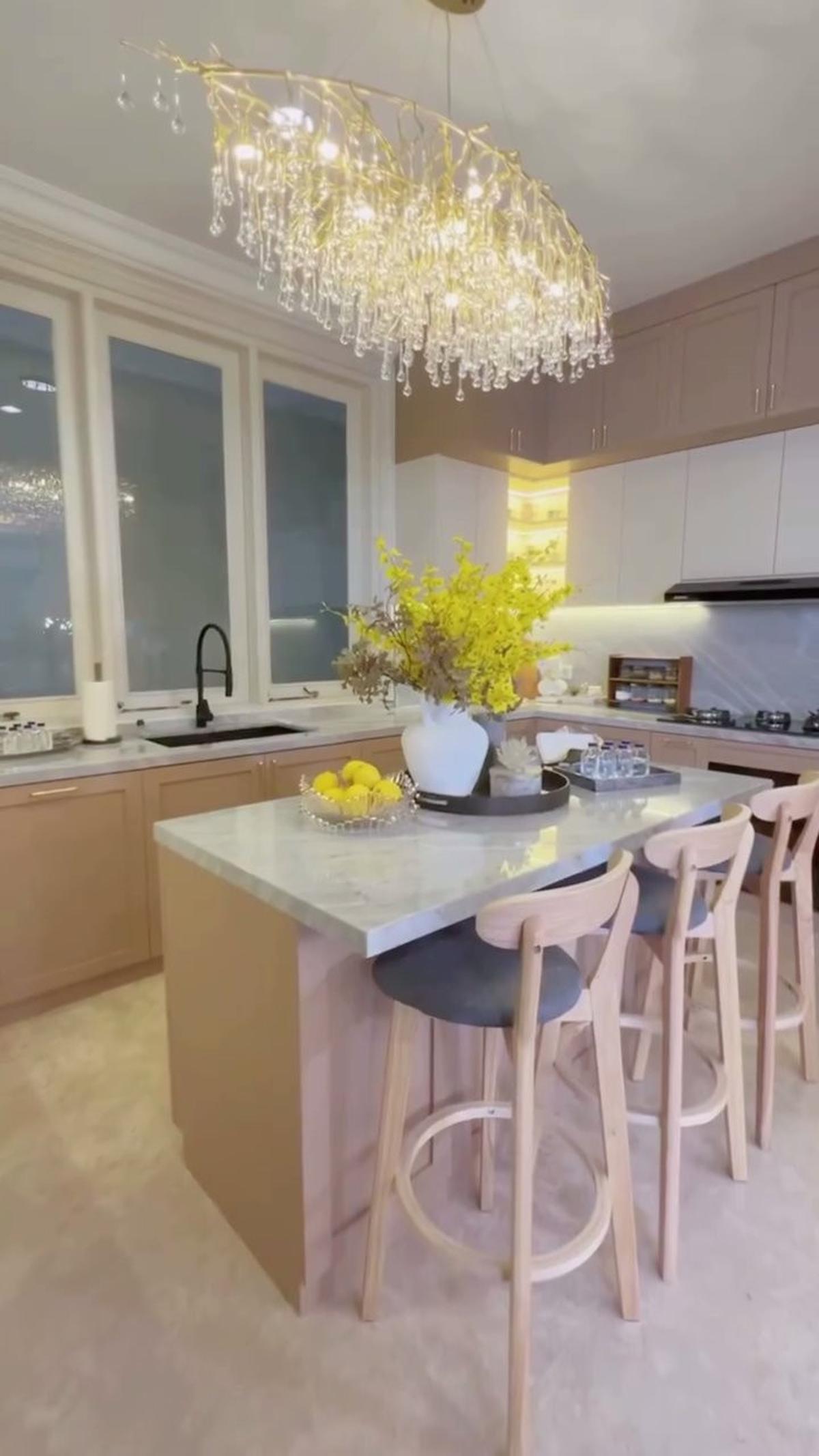8 Potret Dapur Baru Olla Ramlan yang Elegan dan Cozy, Dilengkapi Chandelier yang Indah