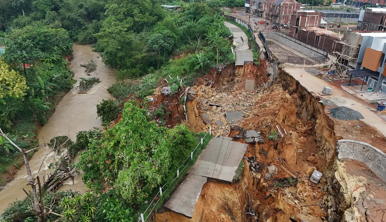 Foto udara memperlihatkan jalan yang terputusa akibat longsor di Kampung Karang Tengah, RT 02/RW 002, Kecamatan Pagedangan, Kabupaten Tangerang, Rabu (6/11/2024). (merdeka.com/Arie Basuki)