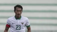 Terlibat kericuhan dengan pemain Kamboja, Hansamu Yama menerima kartu kuning pada menit ke-90, (24/8/2017). Indonesia menang 2-0.  (Bola.com/Vitalis Yogi Trisna)