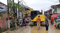 PUPR Bekasi Turunkan Alat Berat Bersihkan Sisa Banjir di Pondok Gede