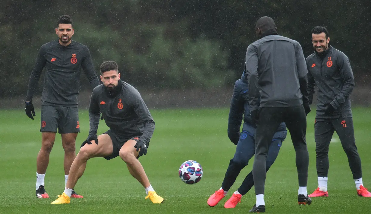Pemain Chelsea Olivier Giroud (kedua kiri) saat sei latihan di Cobham Training Ground, Stoke D'Abernon, Inggris, Senin (24/2/2020). Chelsea akan menjamu Bayern Munchen pada leg pertama babak 16 besar Liga Champions. (Glyn KIRK/AFP)