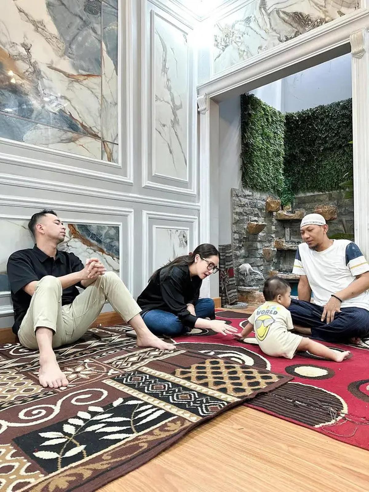 7 Potret Raffi Ahmad ke Rumah Mendiang Mpok Alpa, Kuatkan Suami dan Anak
