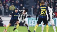 Punggawa Juventus Juan Cuadrado (kanan) dan bek Inter Milan Danilo D'ambrosio berjibaku pada laga Liga Italia, Senin (6/2/2017) dinihari WIB. (Alessandro Di Marco/ANSA via AP)