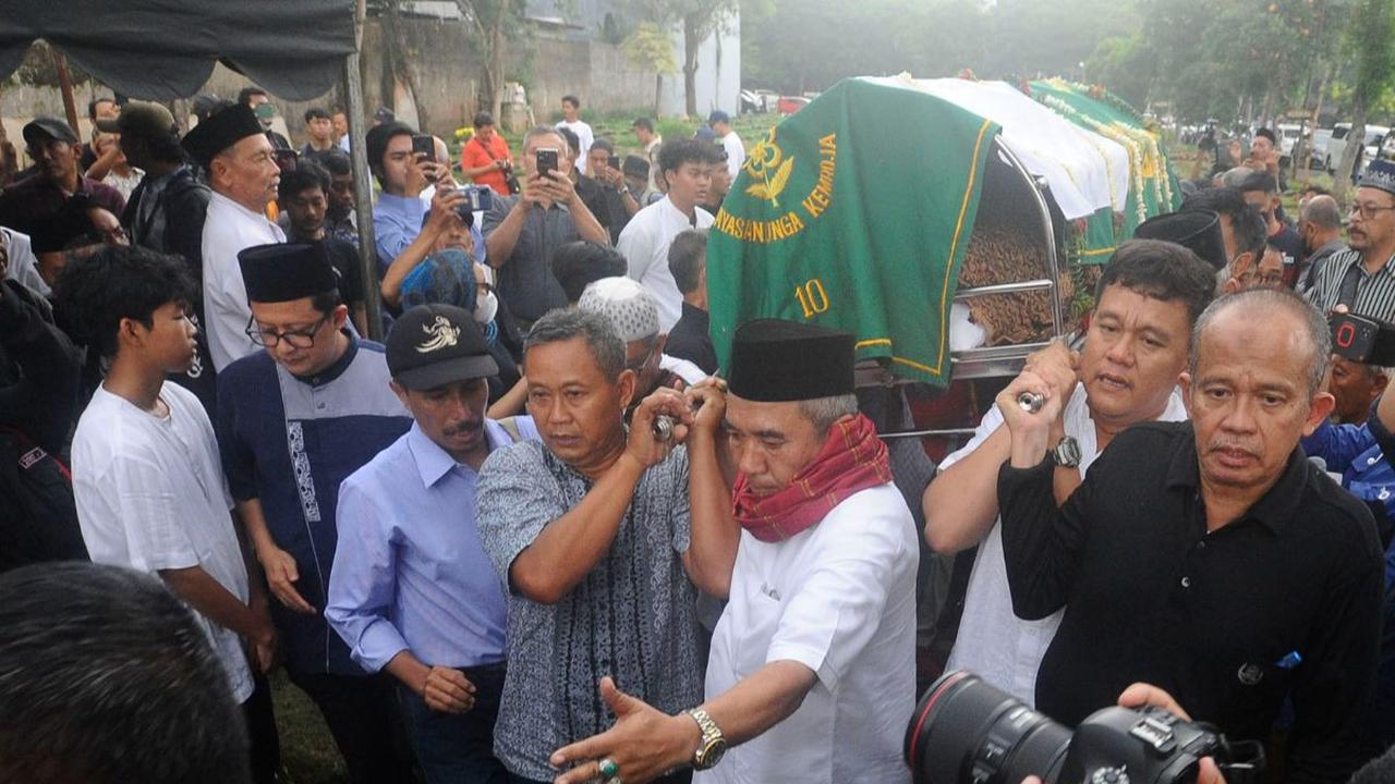 Jenazah mantan Menteri Koordinator Bidang Kemaritiman Rizal Ramli dimakamkan di Tempat Pemakaman Umum (TPU) Jeruk Purut, Jakarta Selatan, Kamis (4/01/2024). Prosesi pemakaman ini berlangsung sederhana meski almarum Rizal Ramli merupakan mantan pejabat neg