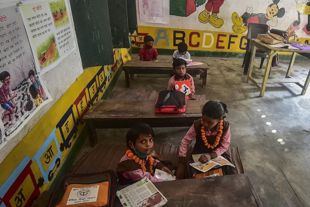 FOTO: Lockdown COVID-19 Dilonggarkan, Siswa di India Mulai Sekolah Tatap Muka