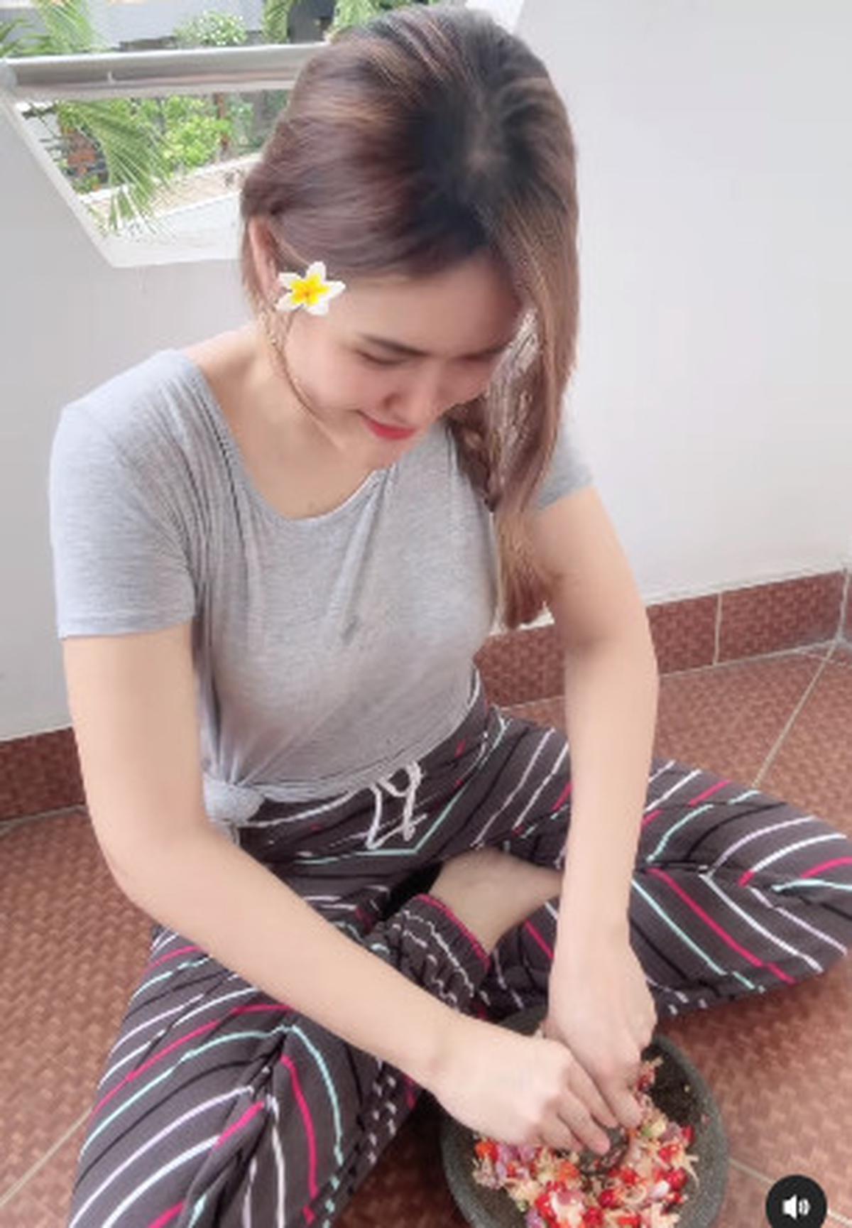 Jessica Wongso Duduk Lesehan Sambil Ngulek Sambal
